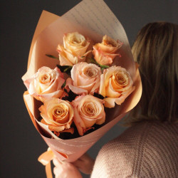 7 персиковых роз